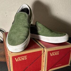 Pre-owned. Good condition. Sued material.